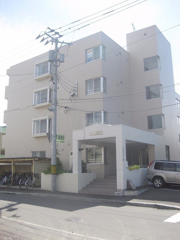 ドミール赤坂【冷房エアコン＆ネット無料☆敷地内に個別車庫あり】