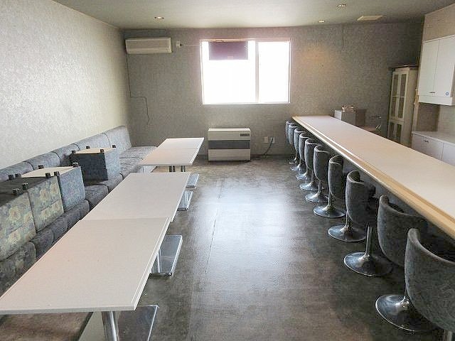 エントランスから左側BOX席右側カウンター席