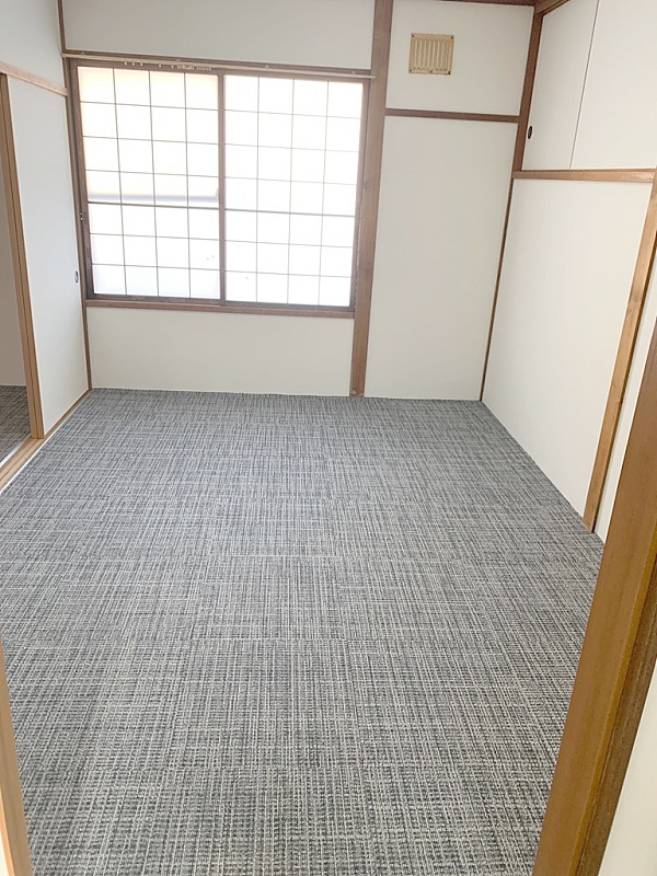 6帖和室にカーペットタイルを引き詰めて洋風仕様にしました。