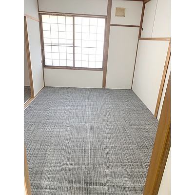 6帖和室にカーペットタイルを引き詰めて洋風仕様にしました。