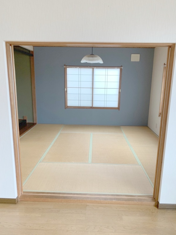 居間から8帖和室への動線