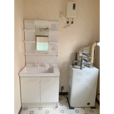 シャンプードレッサー付き洗面台と灯油式ボイラー