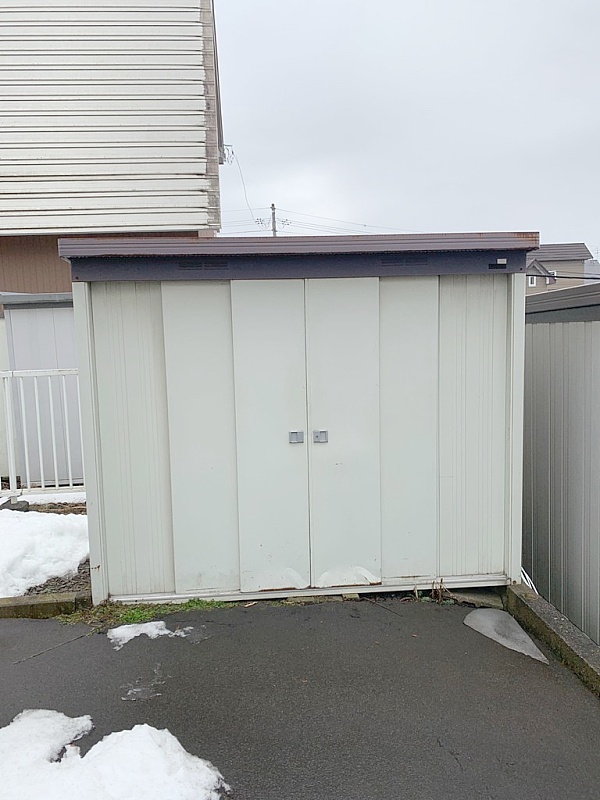 大型のスチール製物置