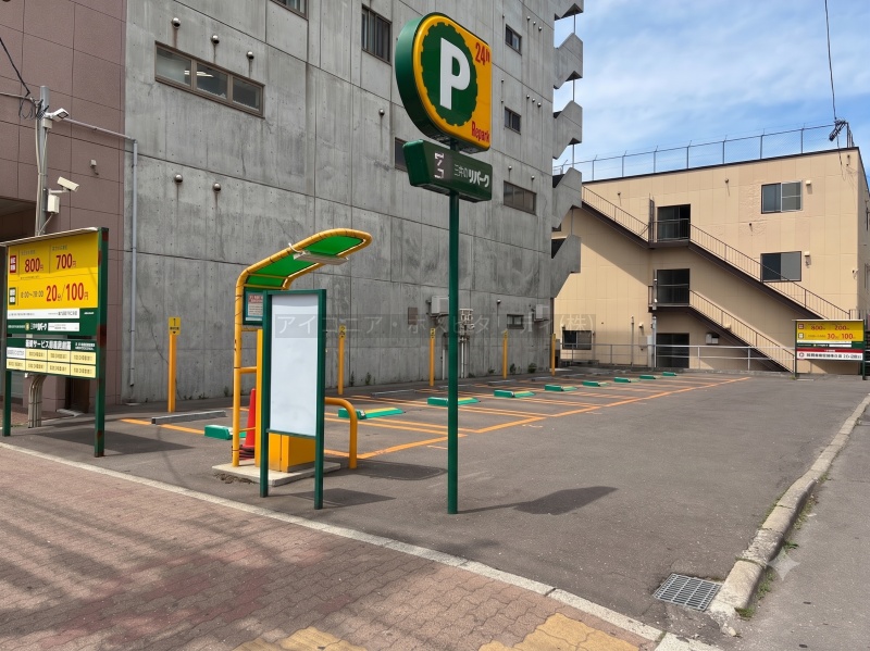 本物件の約30メートル西側の道道83号線沿い