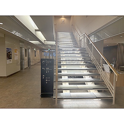 2階への直接階段（エレベーターも利用可能）