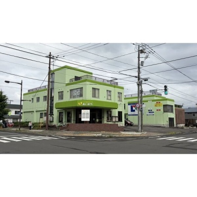 建物外観。募集区画は2階2F・300.5㎡です。