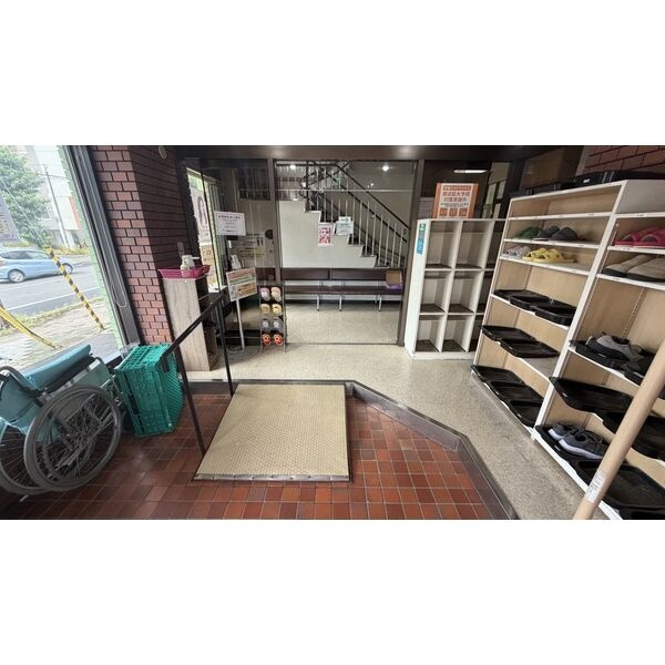 建物入口の内側。靴箱・出入口付近の様子。