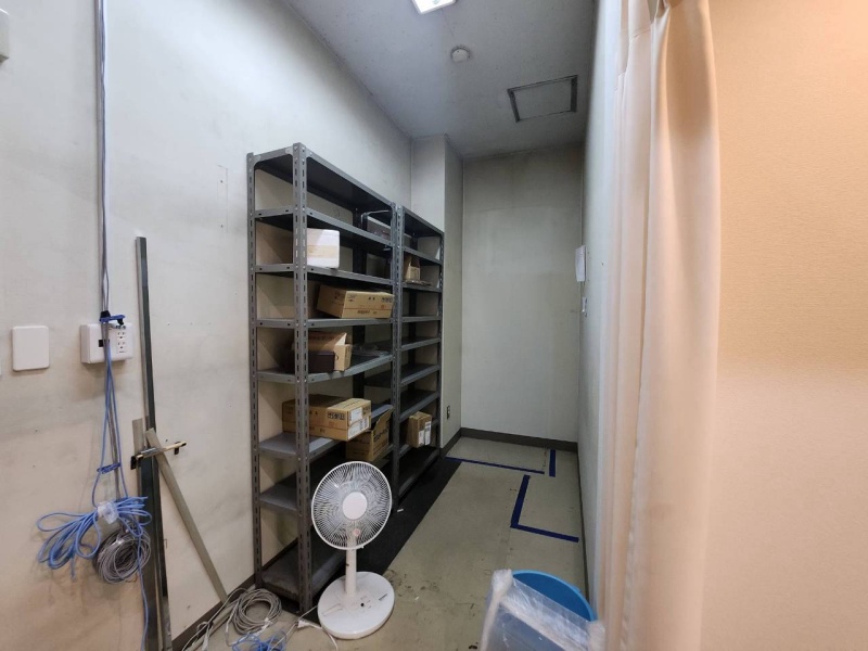 店舗利用であれば簡易的な倉庫としても使用できるスペースあり。