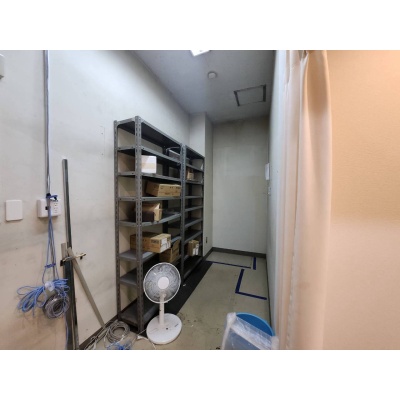 店舗利用であれば簡易的な倉庫としても使用できるスペースあり。