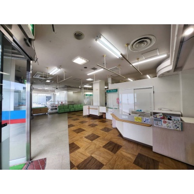 正面はガラス張りの開放的な店内