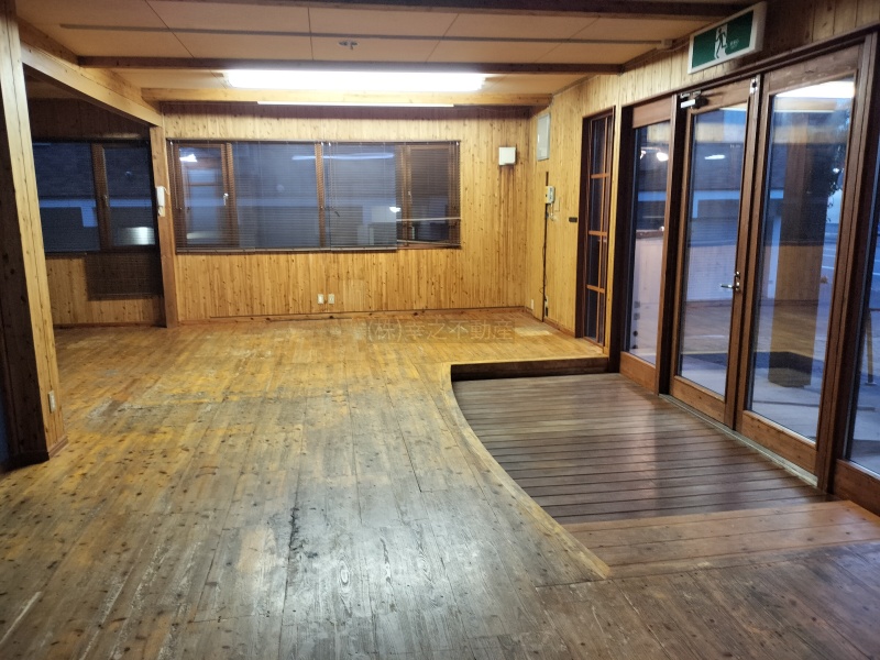 ウッドプラザ【路面店 P4台無料】