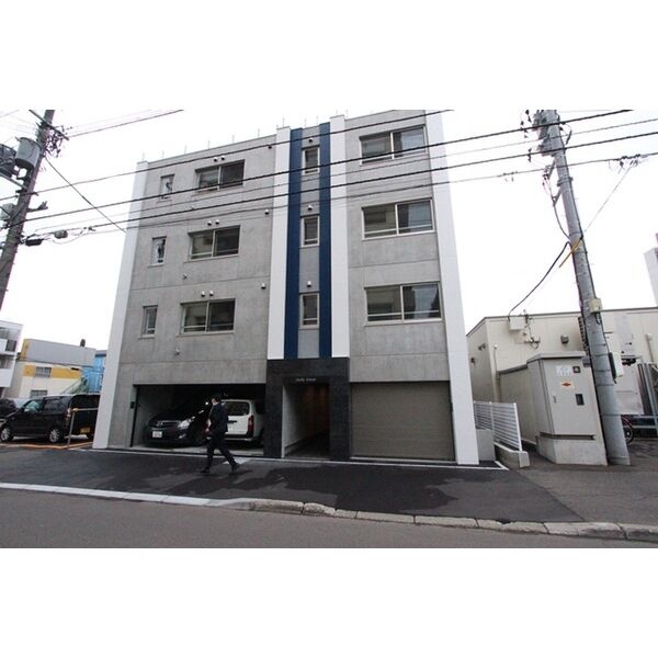 都会的なコンクリート調の建物外観