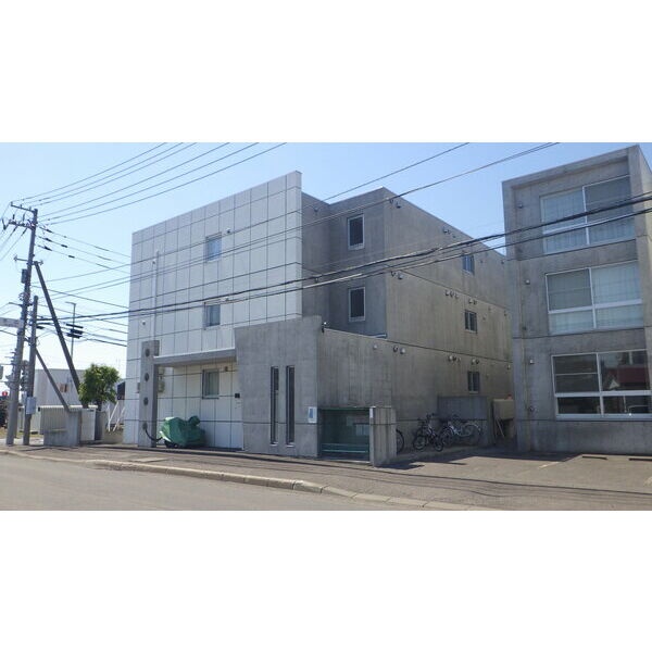 RC造3階建ての建物外観