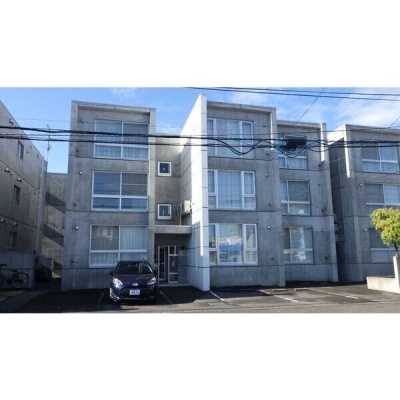 鉄筋コンクリート造3階建ての外観