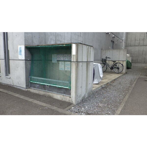 建物入口と駐輪スペース