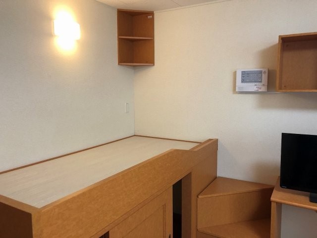 広くて明るい寝室