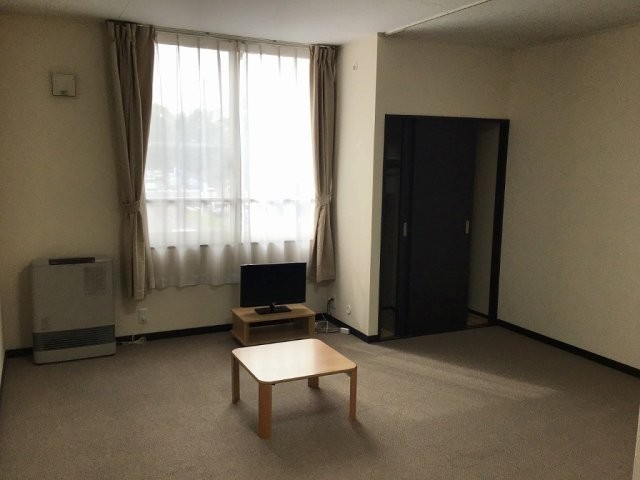 落ち着いた色調の寝室です