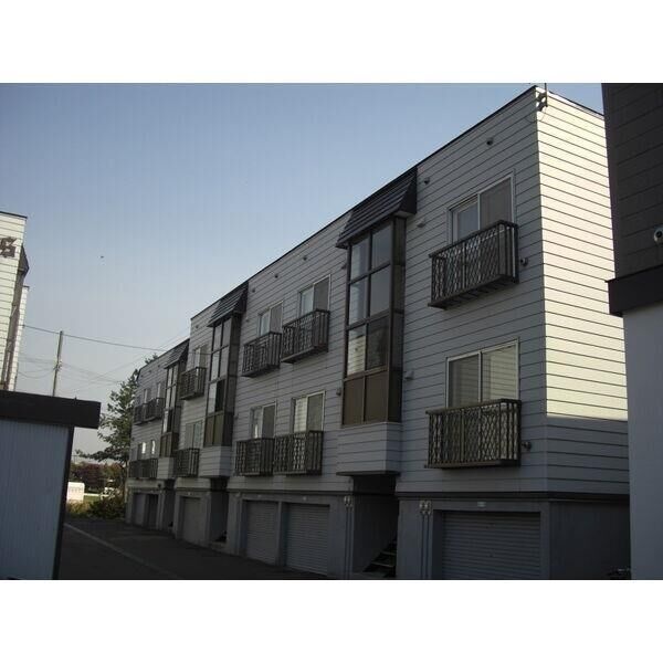 車庫を備えた3階建ての外観