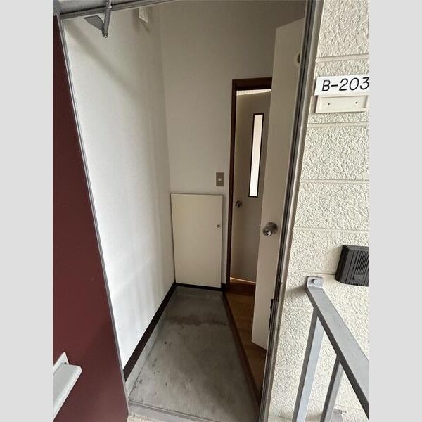 203号室の玄関