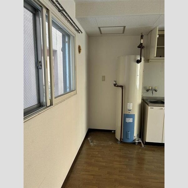 室内洗濯機置場と電気温水器
