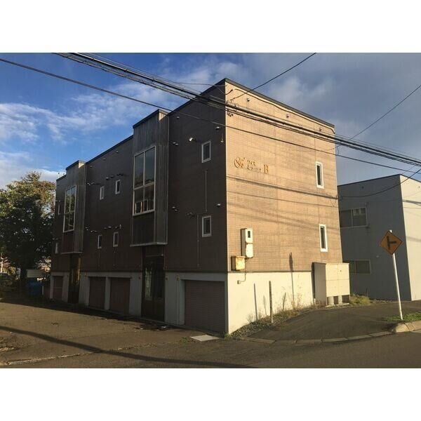 敷地内に車庫を備えたB棟外観