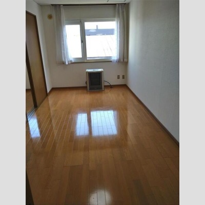 南向きの窓がある8帖の居間
