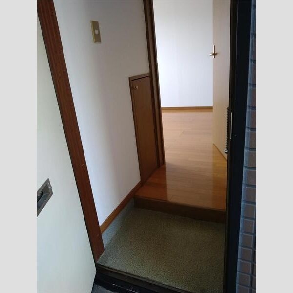 玄関から居室へ続く動線