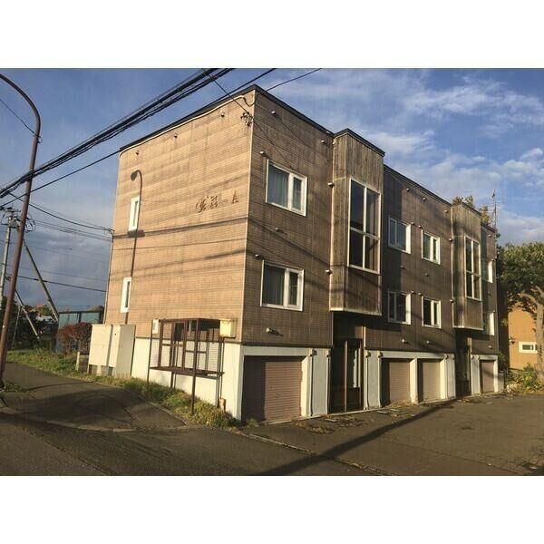 敷地内に車庫を備えたA棟外観
