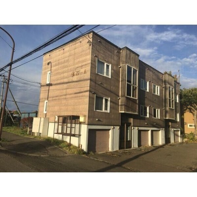 敷地内に車庫を備えたA棟外観