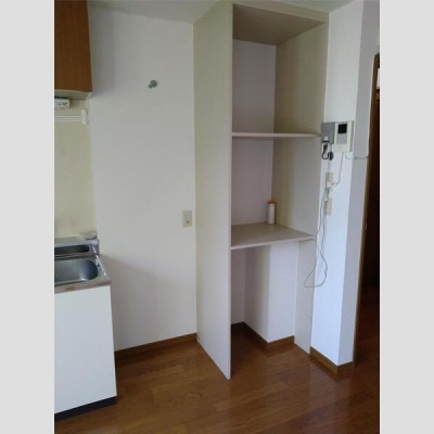 キッチン横の収納棚