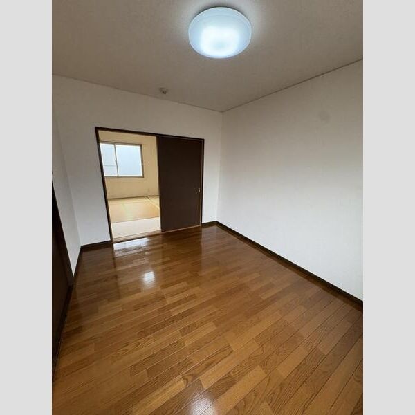 隣室と使い分けられる洋室