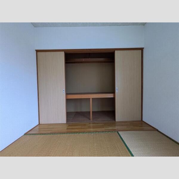 寝具や衣類の収納に便利な和室の押入れ
