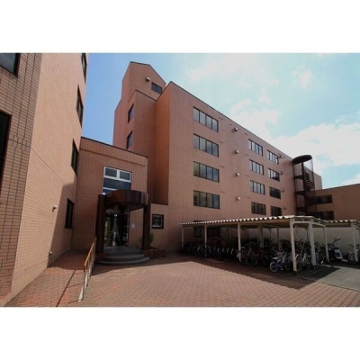 建物外観と屋根付き駐輪場