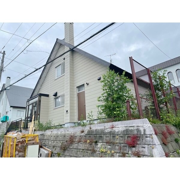 専用庭のある戸建。金山公園が身近な周辺環境です。