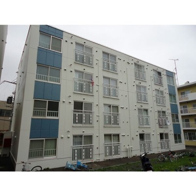 別角度の建物外観