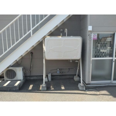 建物脇の灯油タンク