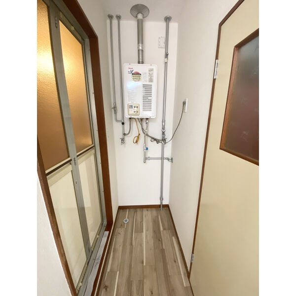室内洗濯機置場と給湯器
