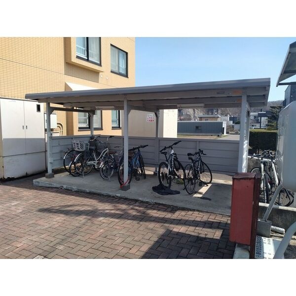 自転車置場（別角度）