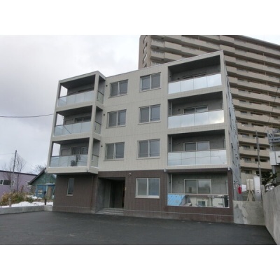 4階建てRC造の外観。JR手稲駅から徒歩7分です。
