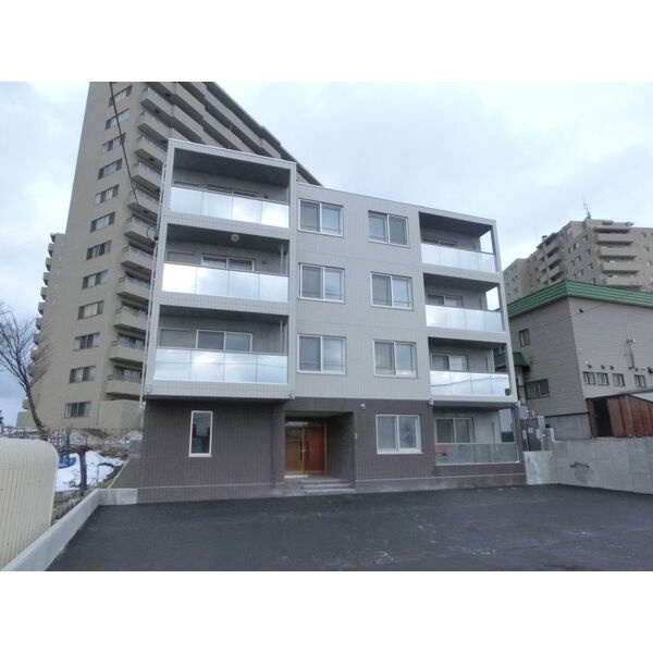 敷地内駐車場。2LDKはP2番のセット契約が必須です。