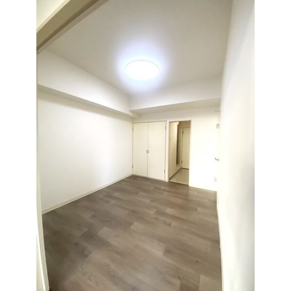 洋室6帖。落ち着いた木目調の床です。