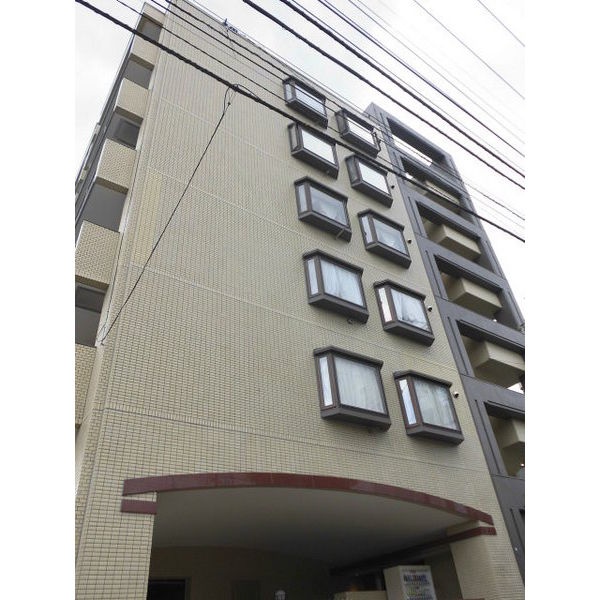 建物外観を別角度から見た様子です。