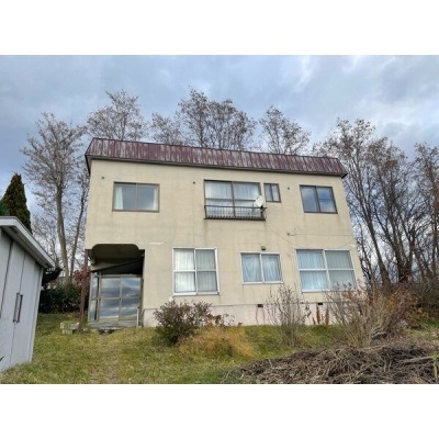 明るい外観。広々とした2階建て戸建て。