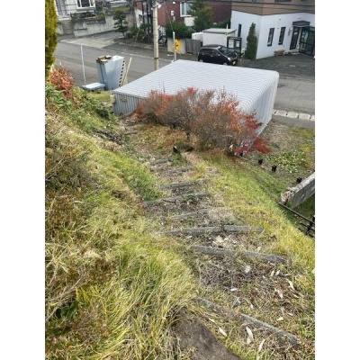 道路側の車庫から階段で建物へ。