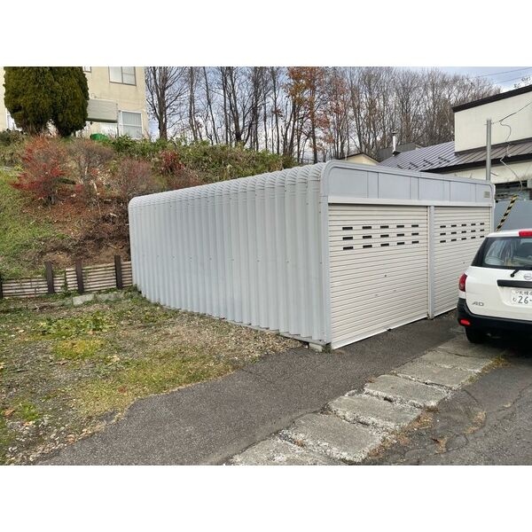 車庫横の駐車スペース。現地確認。