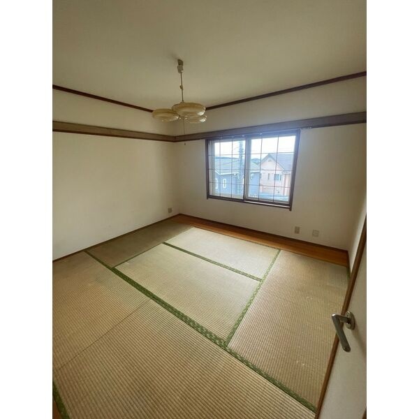 畳と窓のある和室。くつろぎの場所にも使えます。
