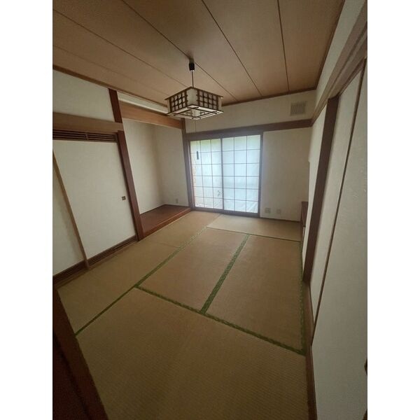 障子から光が入る和室。落ち着いた雰囲気の一室です。