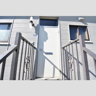 2階のお部屋へ続く共用階段と入口