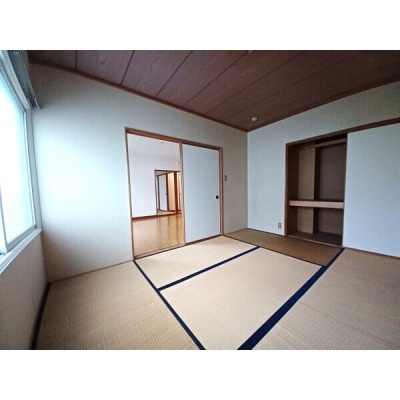 ６帖の和室、押入で荷物を整理