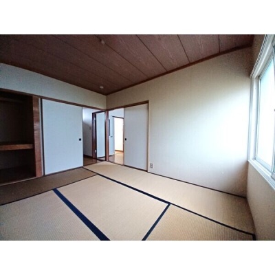もう一つの和室６帖、窓と押入付き